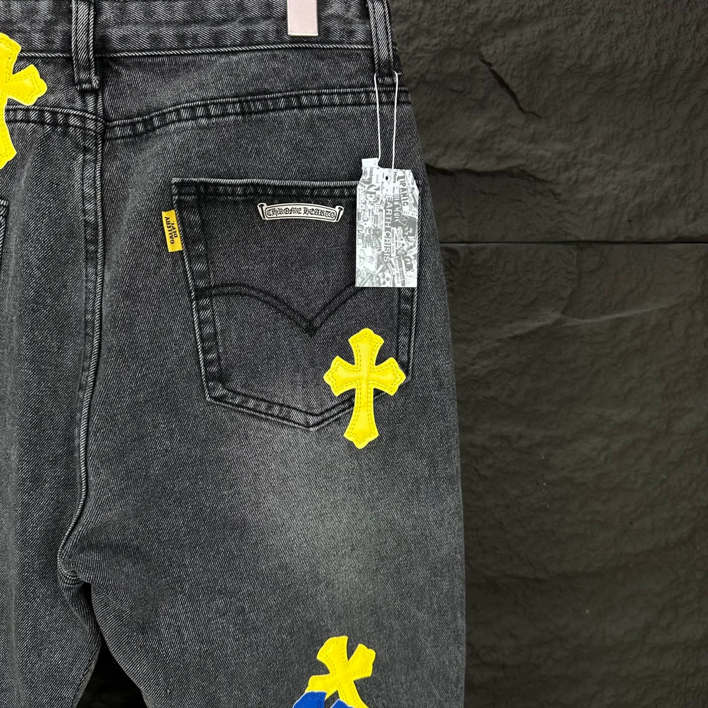 P290 GALLERY DEPT. & Croixin co-branded 2025 new limited-edition hand-painted colorful cross patchwork leather couple's bootcut jeans 🔥High version🔥High version🔥 Top ceiling quality Styles with different washed textures, very friendly to people with thin legs and thick legs, the bootcut version is very flattering leg shape Timeless moderate length, easy to match with casual, basic styling for various styles, a must-have in the wardrobe! The fabric is stiff but also makes the upper body soft without losing texture. The washing process is even more perfect. It is a must-have item for everyone! ! ! Washed wheat, tag, trouser label, three labels complete Color: washed black Size: 28, 30, 32, 34, 36 (five sizes)